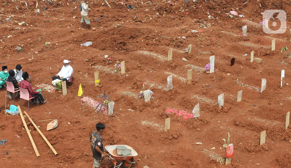 Suasana sepi pemakaman khusus Covid-19 di TPU Jombang, Tangerang Selatan, Selasa (24/8/2021). Setelah mengalami lonjakan kasus kematian akibat covid-19 yang cukup signifikan pada Juli 2021 lalu, TPU Jombang mengalami penurunan dalam dua pekan terakhir. (merdeka.com/Arie Basuki)