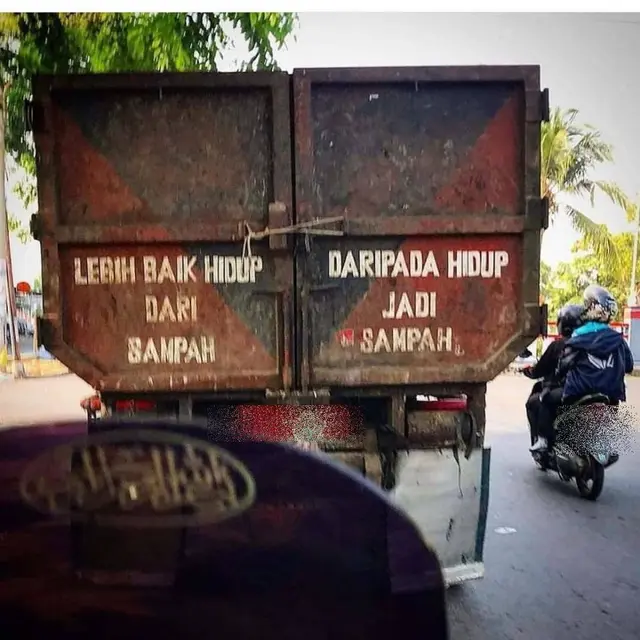 6 Tulisan Lucu di Belakang Mobil Bak Terbuka, Pengendara Lain Gagal Fokus