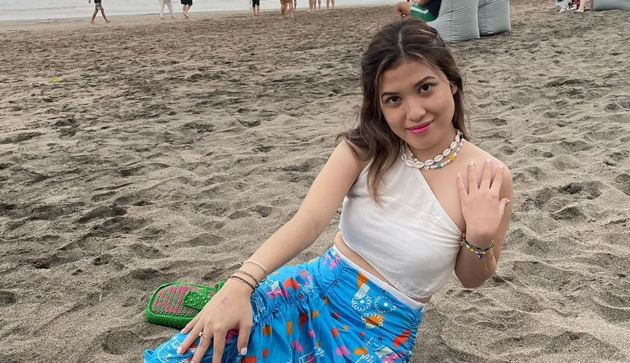 Seiring dengan bertambahnya usianya, Michelle Aruan tak kalah memesona dari kakaknya. Aktif di Instagram, Michelle sering bagikan OOTD-nya yang tentunya bisa inspirasi banyak orang. Meski sering terlihat tampil feminine, namun Michelle Aruan rupanya suka olahraga, baik suka menonton pertandingan olahraga ataupun menjajal olahraga tennis hingga American Football. (Liputan6.com/IG/@michelleearuan)
