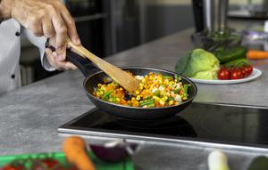 Ilustrasi memasak tumis sayuran/copyright freepik.com