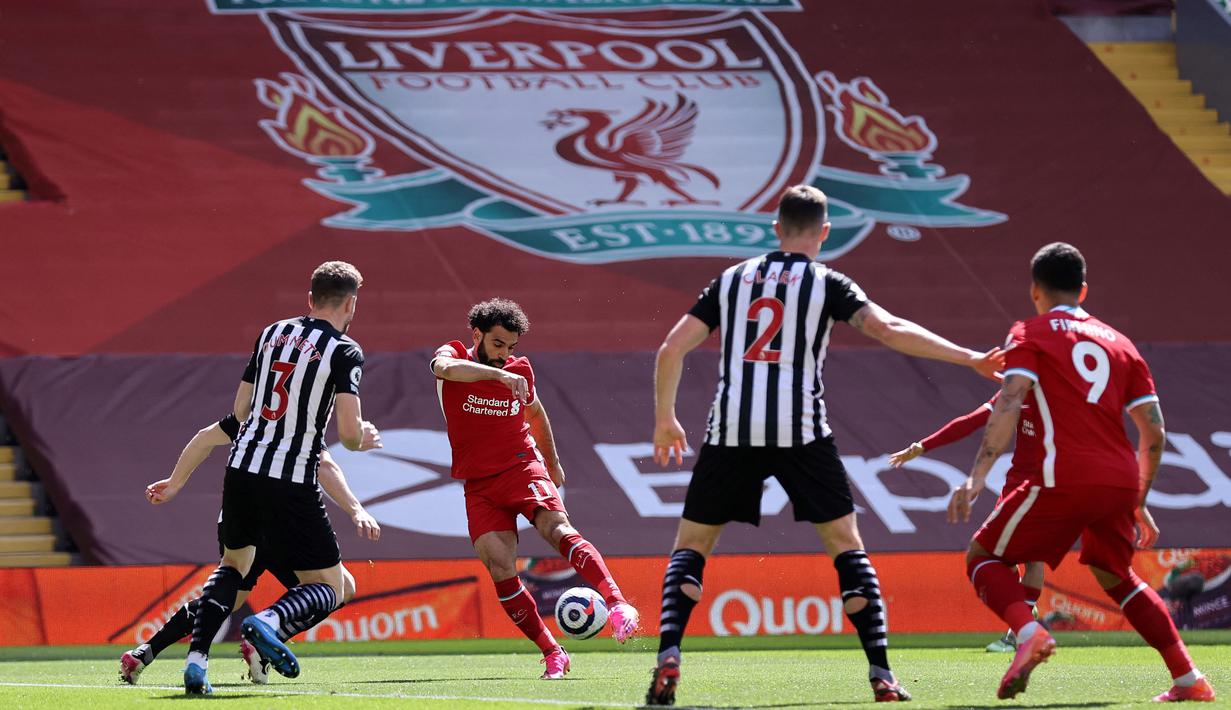 Mohamed Salah yang mencatatkan namanya di papan skor. Ia mencetak gol cepat melalui tendangan keras kaki kiri dari dalam kotak penalti. (Foto: AFP/Pool/David Klein)