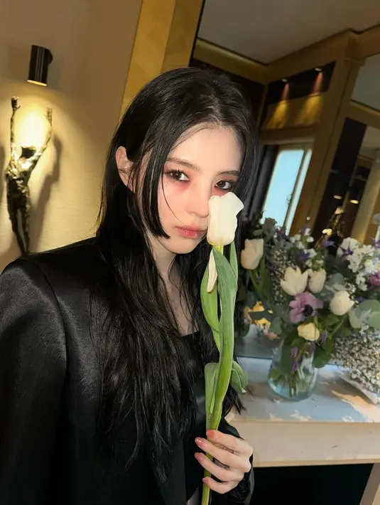 Gaya Han So Hee terbaru yang tak kalah nyeleneh adalah ketika ia tampil dengan riasan sleepy face. Namun, penampilannya ini justru dipuji banyak netizen yang mengatakan bahwa ia terlihat sangat cantik dengan riasan ini. [Foto: Instagram/xeesoxee_luv]