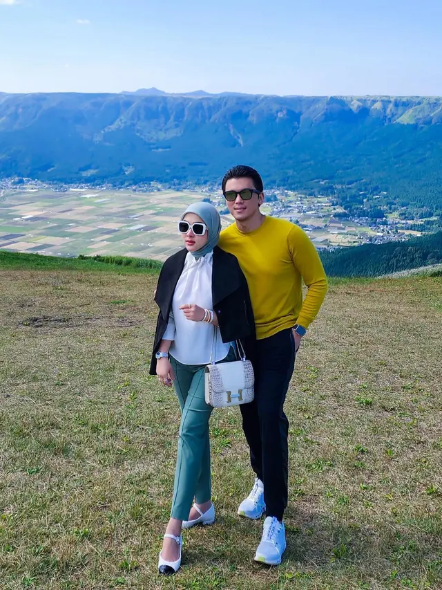 7 Potret Syahrini dan Reino Barack Liburan di Kyushu, Pamer Kemesraan
