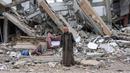 Abdul-Karim Shehade, 72 tahun, berpose di depan rumahnya yang hancur di Jabalia, Jalur Gaza utara, pada 9 Februari 2025. (Bashar TALEB/AFP)