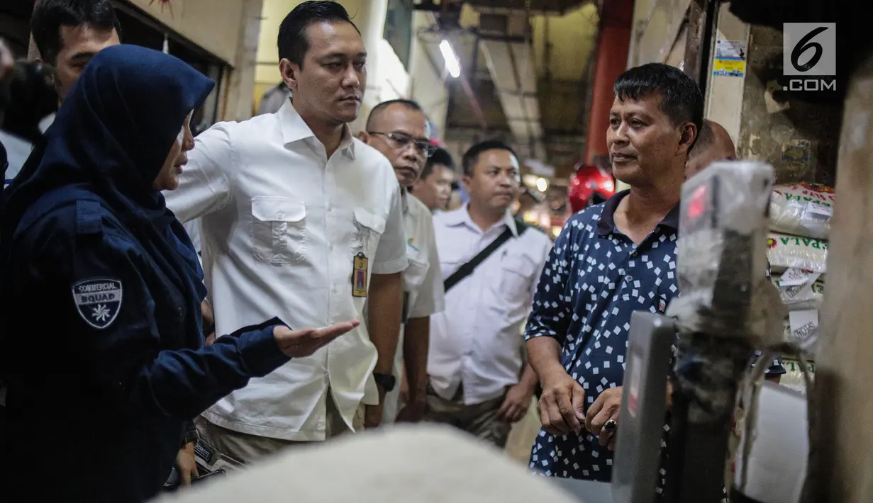 Tim Satgas Pangan Polda Metro Jaya dan Perum Bulog berbincang dengan pedagang saat meninjau harga beras di Pasar Tomang Barat, Jakarta, Rabu (21/11). Kegiatan tersebut untuk memantau stabilitas harga beras medium di pasaran. (Liputan6.com/Faizal Fanani)