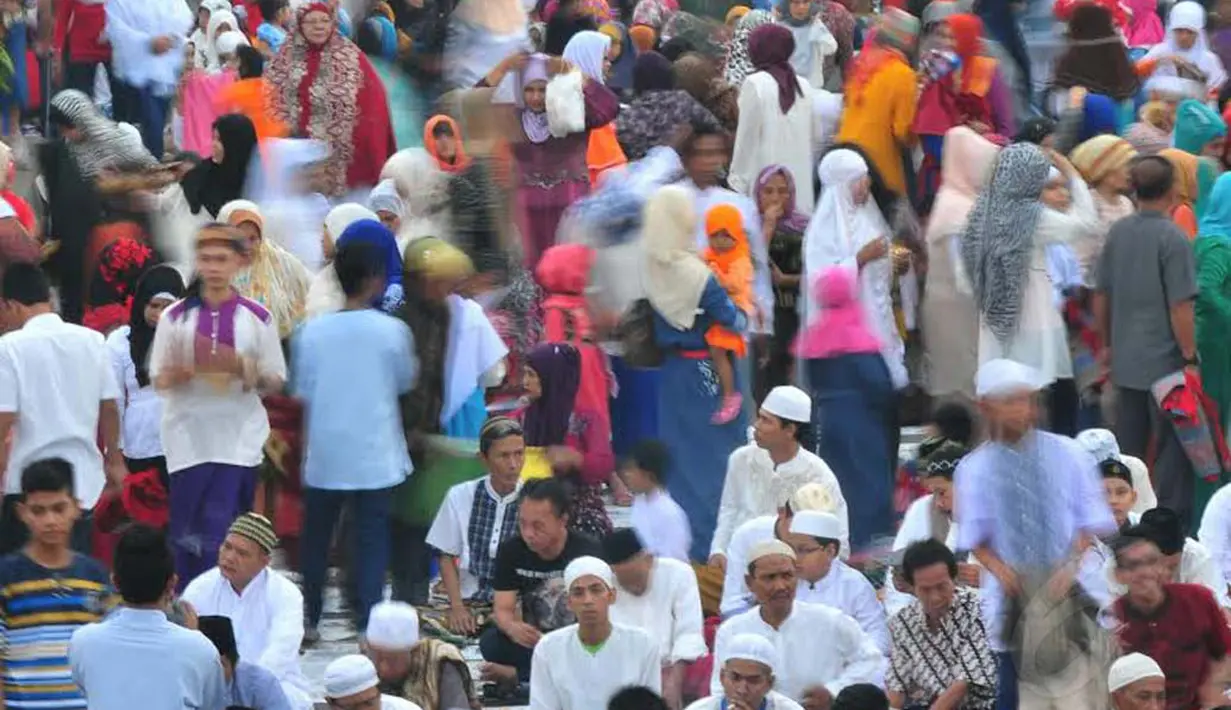 Usai salat, beberapa jamaah bersalam-salaman untuk saling memaafkan (Liputan6.com/Johan Tallo)  