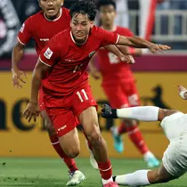 Pemain Timnas Indonesia U-23, Rafael Struick berhasil melewati pemain Yordania U-23, Arafat Al Haj pada laga ketiga Grup A Piala Asia U-23 2024 di Abdullah bin Khalifa Stadium, Doha, Qatar, Minggu (21/4/2024). (AFP/Karim Jaafar)