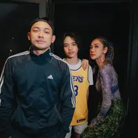 BCL tampil kece mengenakan busana bertema hip-hop tahun 80-an, sesuai dress code pesta yang diusung. [@itsmebcl]