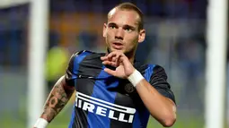 2. Wesley Sneijder - Jebolan Ajax Academy ini dulu juga pernah mencicipi peran sebagai anak gawang. Pemain yang membawa Inter Milan meraih treble winner itu memiliki karier yang mulus sebagai pesepak bola top Eropa. (AFP/Vincenzo Pinto)