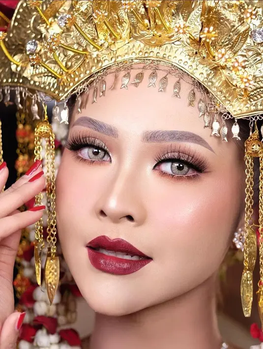 Rupanya Bella Bonita memang telah sering mengeksplorasi gaya makeup pengantin. Seperti terlihat dalam foto ini, ia menjadi model makeup pengantin, lengkap dengan suntiang dan bold makeup bernuansa merah yang memesona. Foto: Instagram.