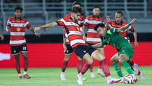 Pemain Persebaya Surabaya, Malik Risaldi, berusaha melewati pemain Madura United pada lanjutan BRI Super League 2025/2026 di Stadion Gelora Bung Tomo Jumat (17/4/2026). (Bola.com/M Iqbal Ichsan)