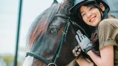 Zee JKT memiliki slogan yang sering ia ucapkan di teater JKT48 yakni 'gadis tomboi yang semangatnya meletup-letup'. Ya, Zee mengakui bahwa dirinya tomboi dan suka dengan olahraga penuh adrenalin seperti berkuda. Momen Zee saat bertemu dengan kuda pun tak bisa disembunyikan raut wajah bahagianya. (Liputan6.com/IG/@jkt48.zee)
