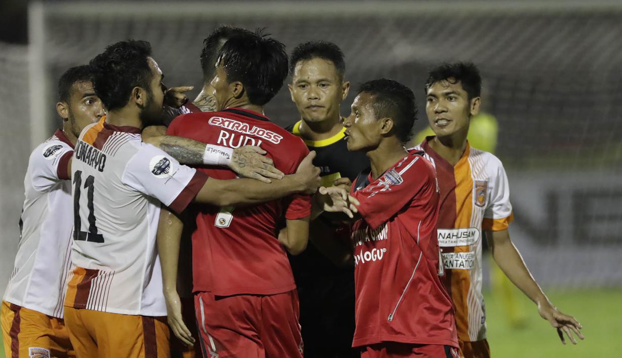 Para pemain Semen Padang dan PBFC beradu argumentasi pada laga semifinal Piala Jenderal Sudirman di Stadion Stadion Haji Agus Salim, Padang, Sabtu (16/1/2016). (Bola.com/Reza Bachtiar)