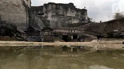 Wisatawan mengunjungi tempat rekreasi penambangan batu kapur di Bukit Jaddih, Bangkalan, Madura, Jawa Timur, Minggu (3/11/2019). Lokasi tersebut menjadi primadona masyarakat untuk berlibur mengisi waktu kosong dengan melihat-lihat atau berswafoto. (Liputan6.com/JohanTallo)