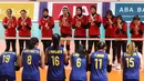 Pemain Timnas Bola Voli Putri Indonesia memberikan salam penghormatan kepada pemain Timnas Bola Voli Putri Thailand sebelum laga Grup A Bola Voli Putri SEA Games 2023 di Olympic Complex Indoor Main Hall, Phnom Penh, Kamboja, Selasa (09/05/2023). (Bola.com/Abdul Aziz)</p>