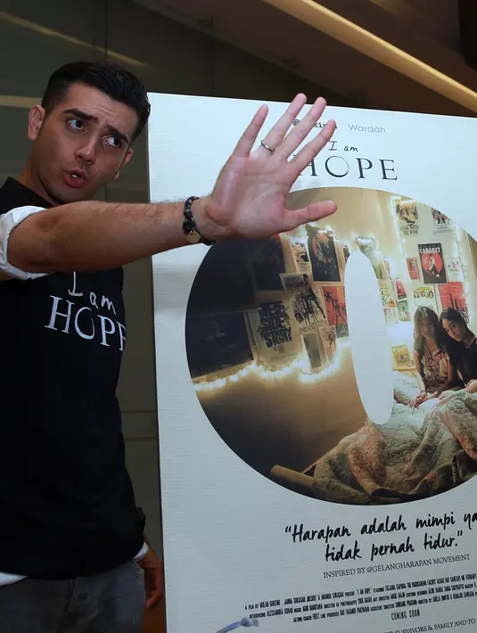 “Peran saya di sini sebagai David. Prinsip yang dimiliki sosok David adalah hidup itu hanya untuk hari ini saja, jadi hidup hari ini adalah melakukan kegilaan setiap hari,” ujar anak vokalis band God Bless, Ahmad Albar ini. (Deki Prayoga/Bintang.com)