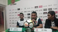Pelatih PS Tira, Rudy Eka Priyambada (tengah) saat memberi keterangan kepada wartawan usai tekuk Madura United (Liputan6.com/Yanuar H)