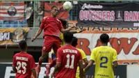 Gelandang Persija Jakarta, Bruno Matos, menyundul bola saat melawan 757 Kepri Jaya pada laga Piala Indonesia di Stadion Patriot Bekasi, Jawa Barat, Rabu (23/1). Persija menang 8-2 atas Kepri. (Bola.com/Yoppy Renato)