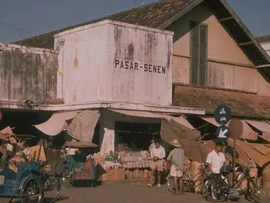 Pasar Snees atau yang sekarang lebih dikenal dengan nama Pasar Senen merupakan pasar tertua yang ada di Jakarta yang dibangun sejak tahu 1735. (travel.ayuwelirang)