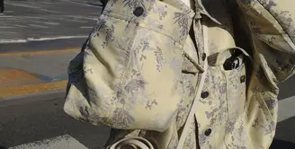 Dalam beberapa potret, Yasmin tampil memukau dengan permainan layering yang apik, memadukan jaket bermotif yang menjadi statement piece dalam setiap look-nya. [@yasminnapper].
