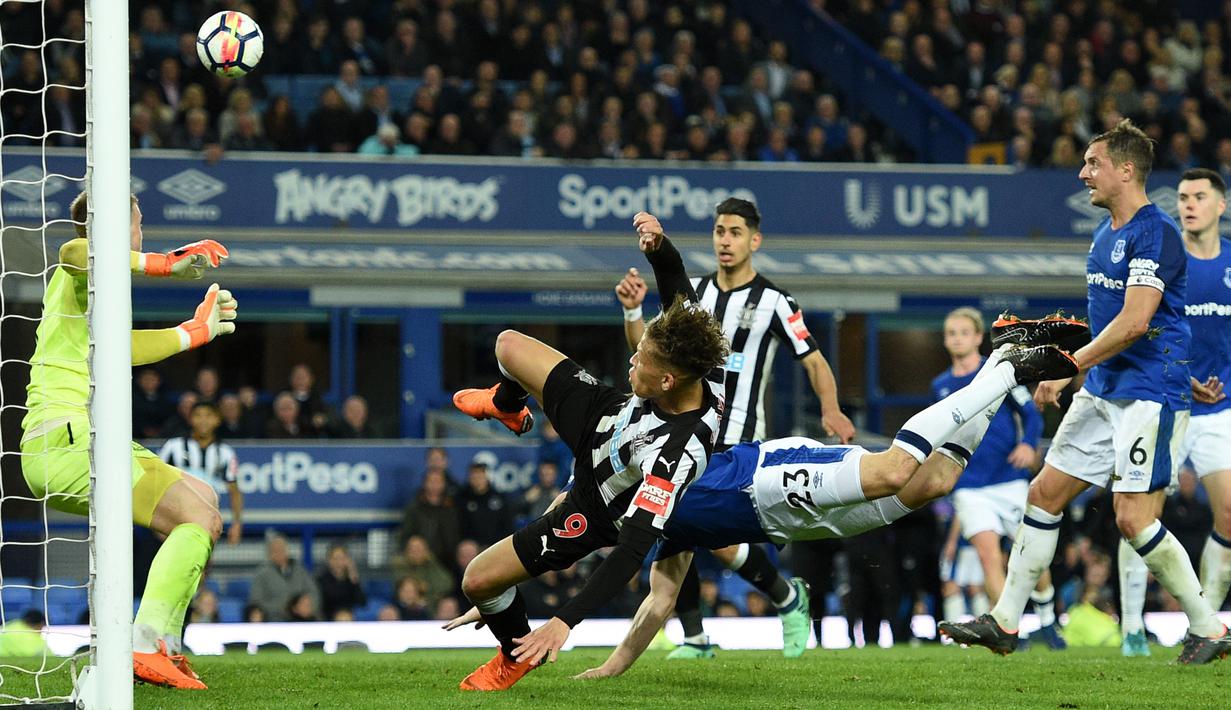 Para Pemain Everton dan Newcastle United berebut bola pada lanjutan Premier League di Goodison Park, Liverpool,(23/4/2018). Everton menang 1-0. (AFP/Oli Scarff)