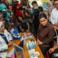 Menteri BUMN Erick Thohir mengunjungi salah satu gerai Kimia Farma di Jakarta.