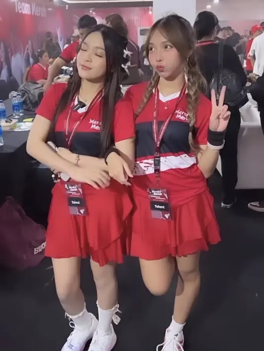 Sama dengan Fuji, Eca Aura juga mengenakan pakaian serbah merah dari jersey hingga mini skirtnya. Dipadukan sneakers putih dan kaos kaki pitanya. [@elsaajapasal]