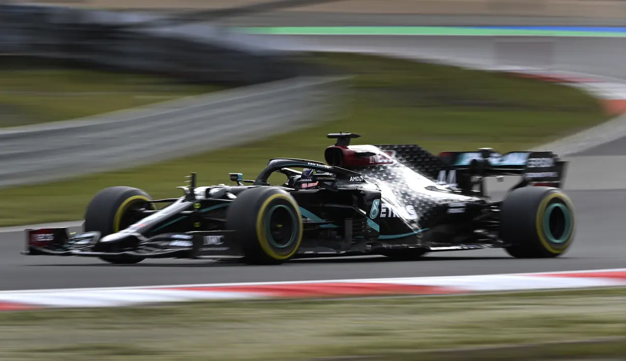 Pembalap Mercedes Lewis Hamilton mengemudikan mobilnya pada F1 GP Eifel di Nuerburgring, Nuerburg, Jerman, Minggu (11/10/2020). Hamilton dengan 91 kemenangannya menyamai legenda F1 Michael Schumacher. (Ronald Wittek, Pool via AP)