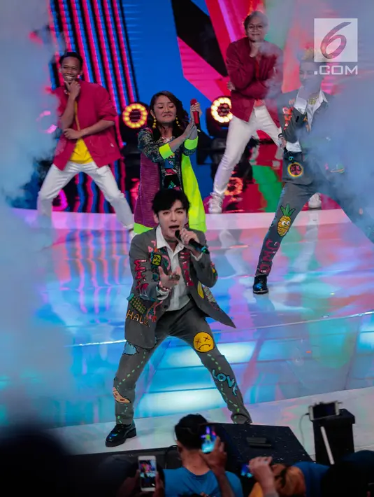 Penampilan boyband Korea, GTI saat berkolaborasi dengan pedangdut Siti Badriah dalam acara Indonesian Dangdut Awards 2018 di Studio 5 Indosiar, Jakarta, Jumat (12/10). Mereka membawakan lagu Lagi Syantik. (Liputan6.com/Faizal Fanani)
