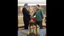 Dubes India Gurjit Singh bersalaman dengan Ketua DPD RI Irman Gusman, Komplek Parlemen Senayan, Jakarta, Jum'at (24/10/2014) (Liputan6.com/Andrian M Tunay) 