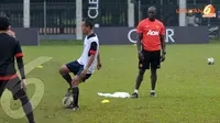 Dwight Yorke mengawasi langsung para peserta U23 Training Camp Ayo Indonesia Bisa berlatih di Lapangan C Senayan Jakarta (Liputan6.com/Helmi Fithriansyah).
