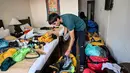 Sebelum memulai pendakia, sejumlah persiapan dilakukan keduanya, baik fisik dan peralatan, termasuk mental. Dalam foto yang diambil pada 31 Agustus 2025 terlihat pendaki gunung Prancis Benjamin Vedrines saat menyortir perlengkapan pendakiannya setelah wawancara dengan AFP di Kathmandu. (Prakash MATHEMA/AFP)