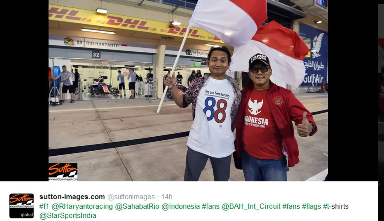 Bendera merah putih menjadi atribut utama warga Indonesia saat memberi dukungan langsung kepada Rio Haryanto di depan paddock Manor Racing di Sirkuit Internasional Sakhir, Bahrain, Kamis (31/3/2016). (Bola.com/Twitter)