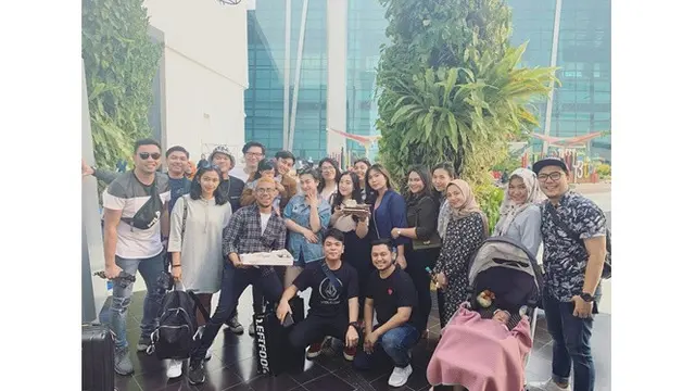 6 Momen Caesar Hito Beri Surprise Lamaran ke Felicya, Undang Banyak Teman