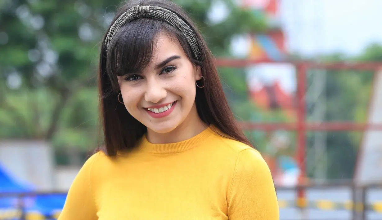Artis peran Irish Bella sedang sikbuk syuting kejar tayang. Keasyikan dengan kariernya itu membuatnya harus mengalahkan pendidikan untuk menyabet gelar sarjana. (Adrian Putra/Bintang.com)