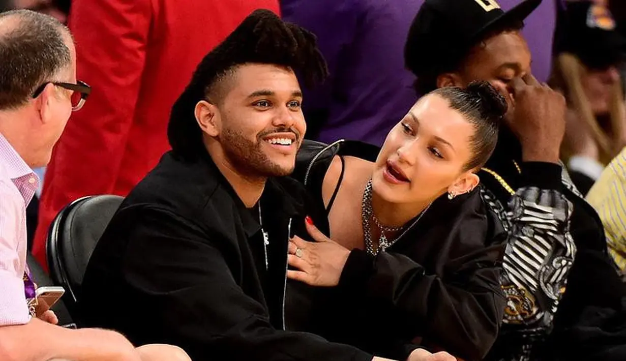 Tapi emm.. The Weeknd tertangkap berciuman mesra saat Bella Hadid berada di pangkuannya. (hotnewhiphop)