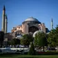 Hagia Sofia di Istambul Turki dulunya dibangun sebagai gereja namun kini menjadi masjid. (Dok: OZAN ​​KOSE / AFP)