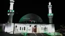 Masjid Omar Ibn Al-Khattab diterangi dengan kalimat "Lepaskan Yerusalem, Ibu Kota Palestina" di Foz do Iguacu, Negara Bagian Parana, Brasil, Sabtu (14/5/2021). Masjid tersebut menyerukan diakhirinya kekerasan yang meningkat antara Israel dan Palestina. (KRISTEN RIZZI/AFP)