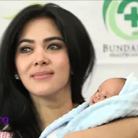 Ditengah suasana sukacita kelahiran keponakan, Syahrini membuat banyolan yang membuat wartawan tertawa.