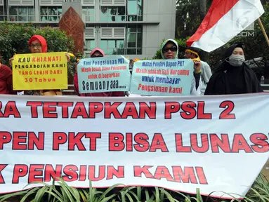 Sejumlah karyawan pensiunan PT Pupuk Kaltim menggelar unjuk rasa di depan Kantor KPW Pupuk Kalitim di Jakarta, Selasa (31/7). Mereka menuntut pembayaran hak dana pensiun yang hilang 20 persen senilai Rp 229 miliar. (Merdeka.com/Dwi Narwoko)