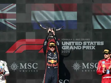 Pembalap tim Red Bull Racing asal Belanda, Max Verstappen (tengah) mengangkat trofi di podium bersama Lando Norris (McLaren, kiri) yang finis di posisi kedua dan Charles Leclerc (Ferrari) yang finis di posisi ketiga, setelah balapan Formula Satu Grand Prix Amerika Serikat di Sirkuit of the Americas di Austin, Texas, pada Minggu 19 Oktober 2025. (RONALDO SCHEMIDT/AFP)