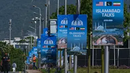 Iran menilai tuntutan Amerika Serikat tidak realistis dan blokade laut masih menghambat negosiasi. Tampak dalam foto, para pekerja berjalan melewati papan reklame di dekat Hotel Serena menjelang putaran kedua negosiasi antara Amerika Serikat dan Iran, di Islamabad, Pakistan, Senin 20 April 2026. (AP Photo/Anjum Naveed)