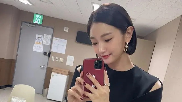 Tampil Fresh Saat Tahun Baru dengan Potongan Rambut Pendek Mirip Park So Dam
