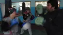 Para petinju ini tak hanya berlatih fisik tapi juga teknik bertinju yang benar di Stadion Ghazi, Kabul, Afganistan, (27/1/2016). (AFP/Shah Marai)