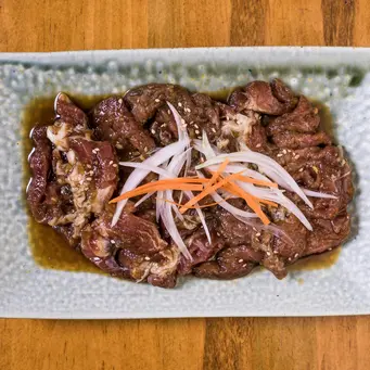 Daging bulgogi biasanya menggunakan irisan tipis daging sapi yang dimarinasi dengan campuran bumbu (Sumber: Pexels.com)