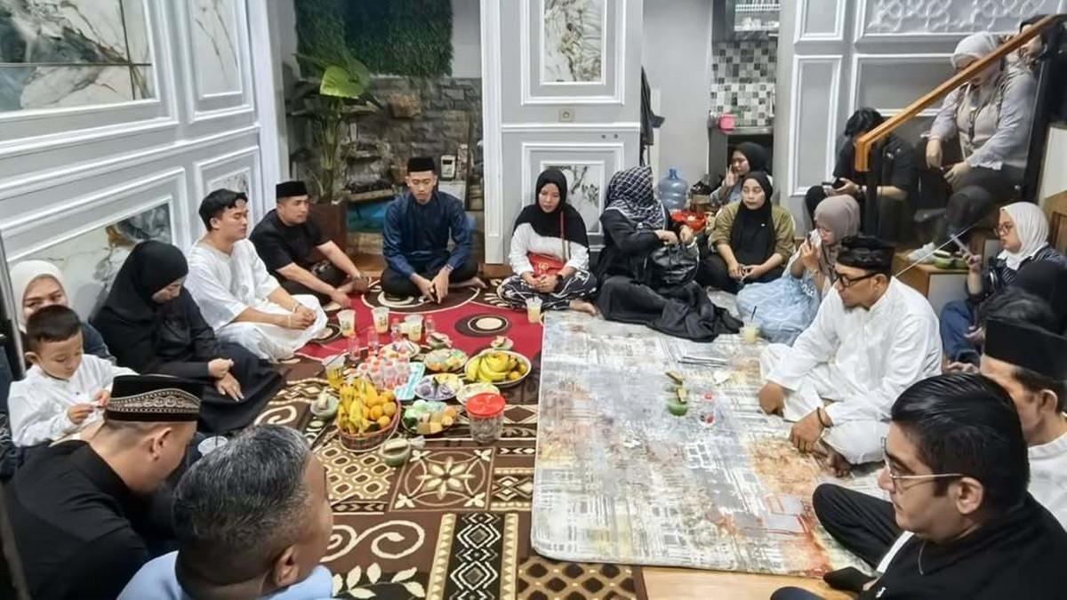 7 Potret Rumah Mpok Alpa Dipadati Ribuan Jemaah saat Tahlilan 7 Hari, Penuh Haru