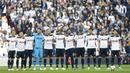 Pemain Tottenham melakukan minute of silence sebelum pertandingan semi final FA Cup melawan Chelsea yang berlangsung di Wembley stadium, Sabtu (22/4/2017). Tottenham telah meraih delapan trofi Piala FA sejak pertama kali bergulir, yaitu pada musim 1900/01, 1920/21, 1960/61, 1961/62, 1966/67,1980/81, 1981/82, 1990/91. (AFP/Ian Kington)