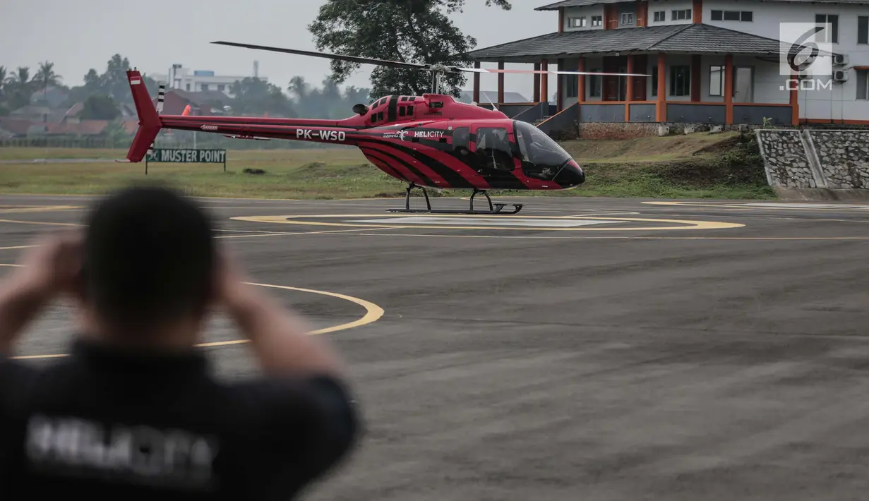 Helikopter jenis Bell 505 bersiap membawa pemudik di Bandara khusus Wiladatika, Cibubur, Jakarta, Senin (3/6). Heli City melayani 30 penerbangan mudik ke berbagai daerah di Jawa Barat dengan durasi penerbangan 40 menit. (Liputan6.com/Faizal Fanani)