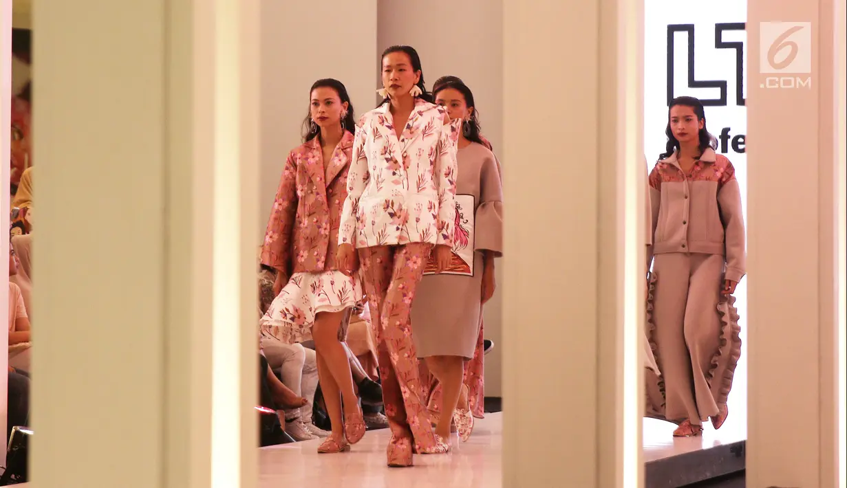 Para model mengenakan busana rancangan Tities Sapoetra dalam Fashion Nation 2018 di Senayan City, Jakarta, Rabu (18/4/). Kolaborasi Tities Sapoetra dengan LtPro terinspirasi dari produk terbaru LtPro, Dua Lips Millenial. (Liputan6.com/Herman Zakharia)