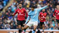 Aksi Tijjani Reijnders dibayangi Bruno Fernandes dalam laga&nbsp;Manchester City vs Manchester United di Premier League 2025/2026, Minggu (14/9/2025).&nbsp;(AP Photo/Dave Thompson)